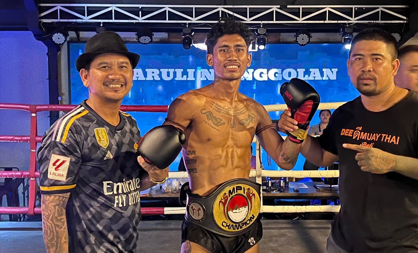Fighter muaythai camp Dee Muaythai Bali Maruli Nainggolan (tengah) bersama Marcos Manurung (kiri) usai penyabukan gelar juara profesional di Jakarta pada 20 Januari 2024.
