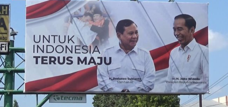 Baliho Prabowo-Gibran dengan Jokowi Bertebaran