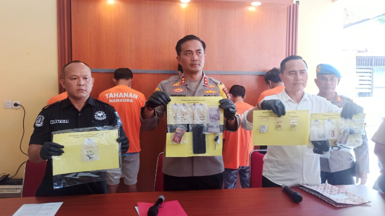 Rilis narkoba di Polres Buleleng yang menghadirkan para tersangka.