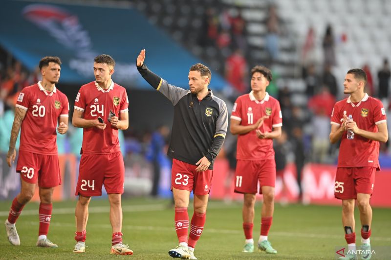 Marc Klok (tengah) bersama rekannya melambaikan tangan ke suporter setelah kalah dari Timnas Australia seusai pertandingan babak 16 besar Piala Asia 2023 di Stadion Jassim Bin Hamad, Doha, Qatar,