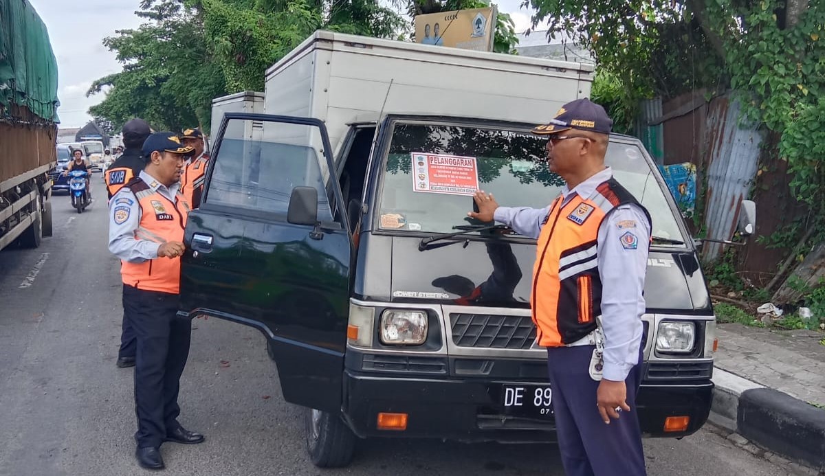 Tim Gabungan Dinas Perhubungan Kota Denpasar saat melaksanakan sidak lalu lintas dan angkutan Jalan di Jalan Cargo hingga Jalan Gajah Mada Denpasar, Senin, 29 Januari 2024.