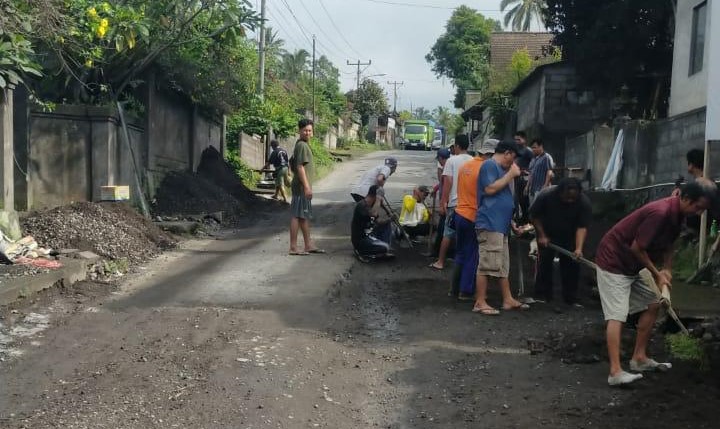 Warga Desa Selat, Kecamatan Selat, Karangasem, Bali melakukan perbaikan jalan milik provinsi secara swadaya, Minggu, 28 Januari 2024.