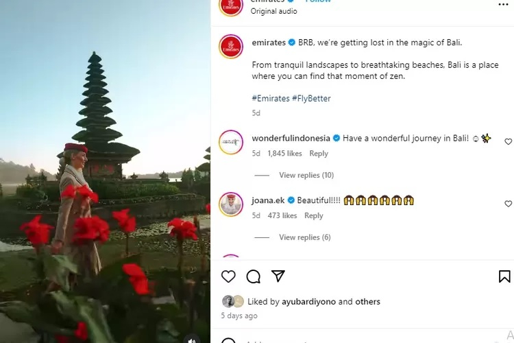 Pramugari Emirates terlihat menjelajah salah satu objek wisata di Bali