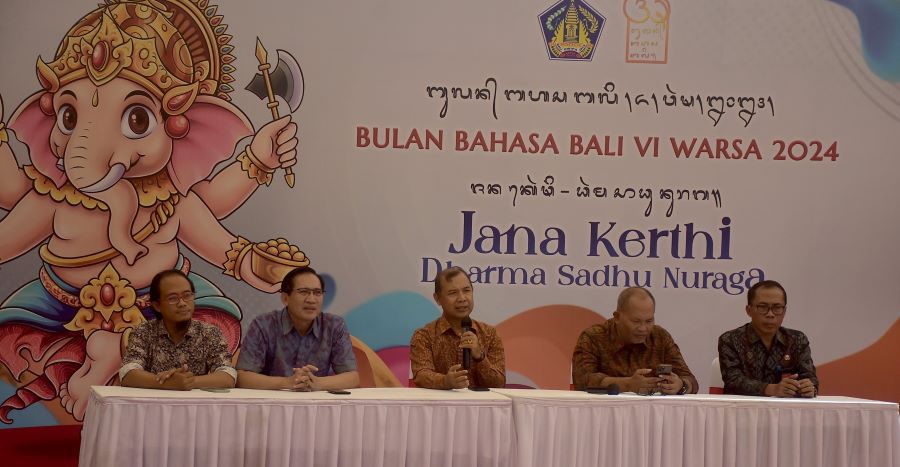 Kepala Dinas Kebudayaan Provinsi Bali I Gede Arya Sugiartha (Tengah) memberikan keterangan soal Bulan Bahasa Bali tahun ini, Selasa, 30 Januari 2024.