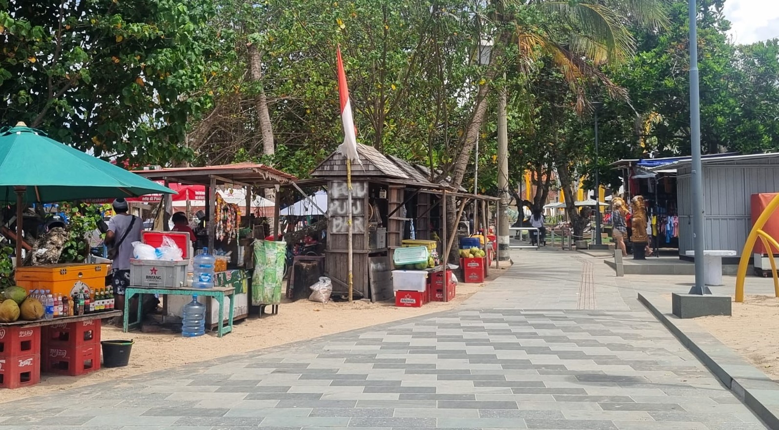Kondisi Pantai Kuta, Kabupaten Badung, Bali yang dinilai Kumuh, Selasa, 30 Januari 2024.