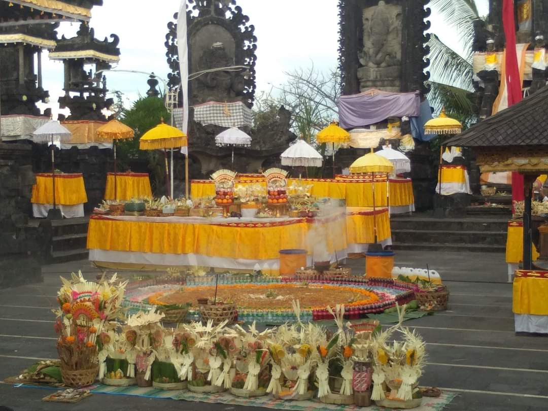 TRI MANGGALA: Untuk kelancaran pelaksanaan piodalan di Pura Ponjok Batu, Bali, melibatkan tri manggala, dengan rangkaian prosesi ini.