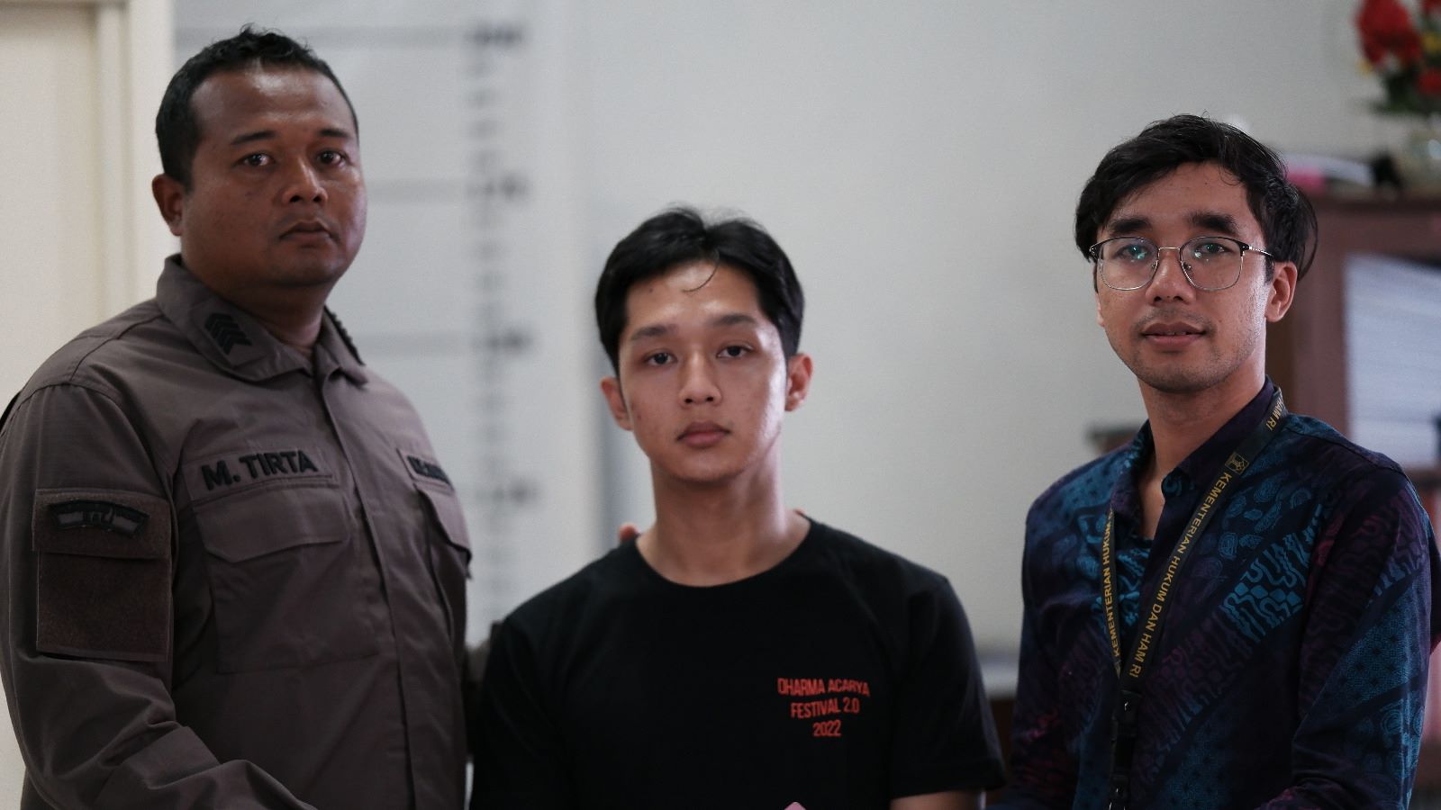 Terdakwa pelecehan seksual di Tabanan, Bali Jero Dasaran Alit (tengah) ketika masuk Lapas Tabanan usai sidang, Senin, 29 Januari 2024.