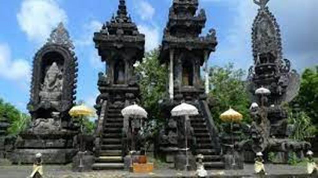 GANESHA: Di Pura Ponjok Batu, Buleleng Bali ada pelinggih Ganesha yang punya pemedek khusus. Pelinggih itu baru diketahui tahun 1994.