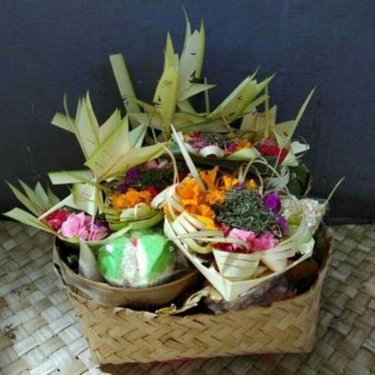 PEJATI: Penyuluh Agama Hindu Ni Wayan Suarti menyebut bahwa banten pejati terdiri dari beberapa unsur penting yang sarat akan makna.