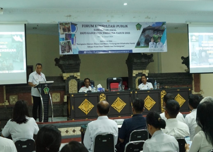 DIBUKA : Bupati Tamba saat membuka forum Konsultasi Publik.