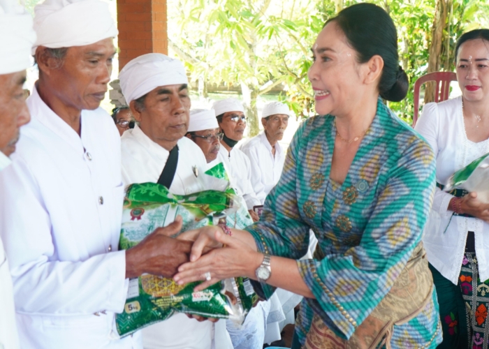 Candrawati Tamba saat menyerahkan Punia Sembako kepada Pemangku se-Jembrana.