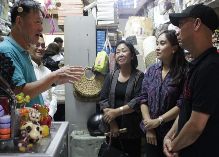 PASAR KUMBASARI: Wakil Ketua Dekranasda Kota Denpasar, Ny. Ayu Kristi Arya Wibawa melakukan peninjauan lokasi Pasar Kumbasari.