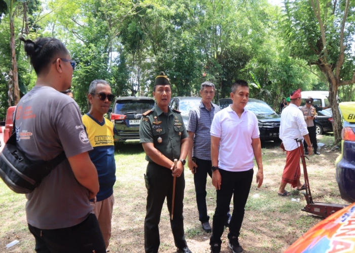 BERGENGSI : Wakil Bupati Jembrana I Gede Ngurah Patriana Krisna bersama panitia penyelenggara Pertamax Turbo Kejurnas Sprint Rally 2024, Rabu (31/1).