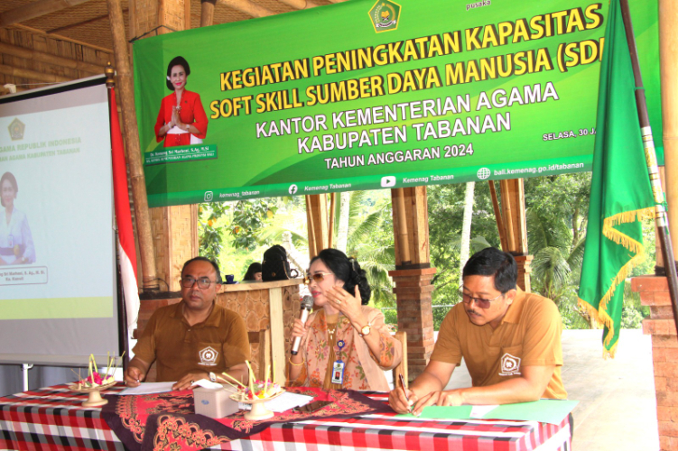 Kepala Kantor Wilayah Kementerian Agama Provinsi Bali, Dr. Komang Sri Marheni, S.A., M.Si, saat membuka kegiatan peningkatan soft skill, Selasa (30/1).