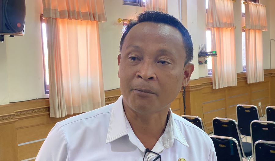 Kabid SDA Dinas PUPR Badung Anak Agung Rama Putra bicara soal penataan pedagang gunakan gerobak di Pantai Kuta, Kabupaten Badung, Bali.
