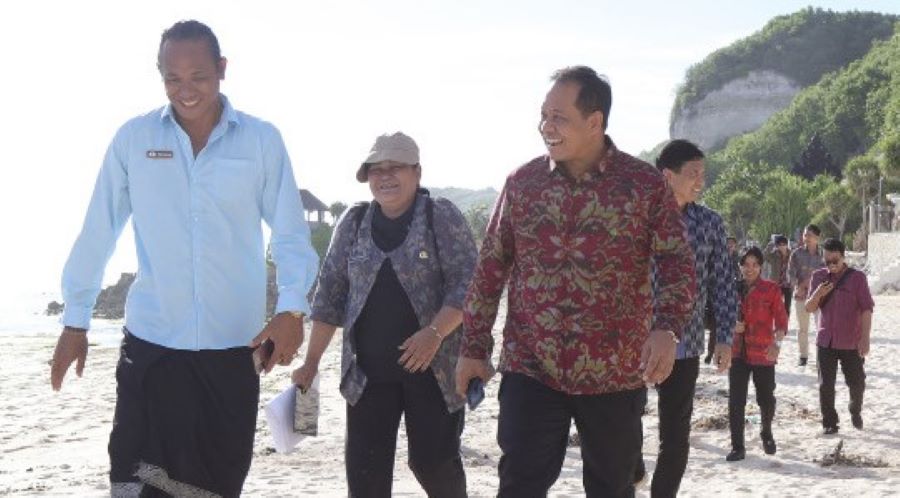 Penjabat (Pj) Gubernur Bali Sang Made Mahendra Jaya (kanan) mendatangi Pantai Melasti, salah satu venue &nbsp;World Water Forum (WWF), Selasa, 30 Januari 2024.