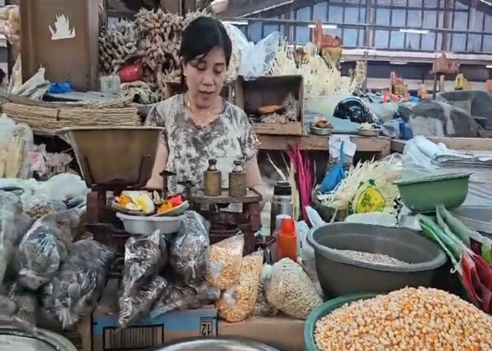 BERAS : Pedagang beras di Pasar Galiran Klungkung.