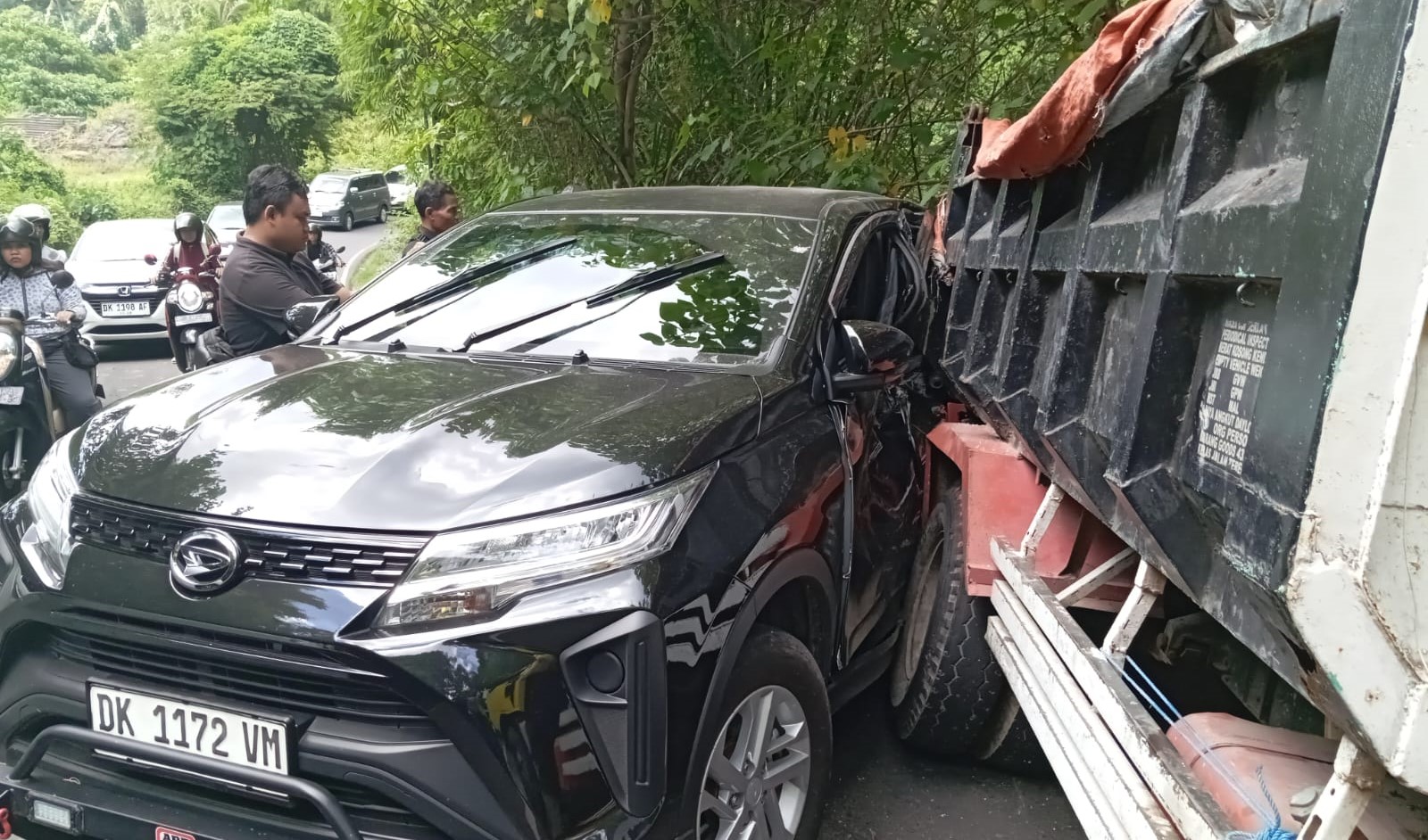 Kecelakaan melibatkan truk muat paving dan mobil Terios di  Jalan Jagaraga, Banjar Apuan, Desa Singapadu, Kecamatan Sukawati, Gianyar, Bali, Selasa, 30 Januari 2024.