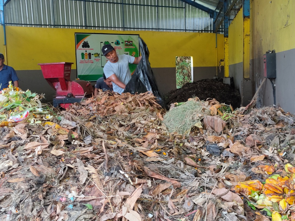 SAMPAH: Pengolahan sampah di TPS 3R Desa Baktiseraga, Kecamatan/Kabupaten Buleleng. Rencananya sampah sisa makanan akan diolah ala Jepang.