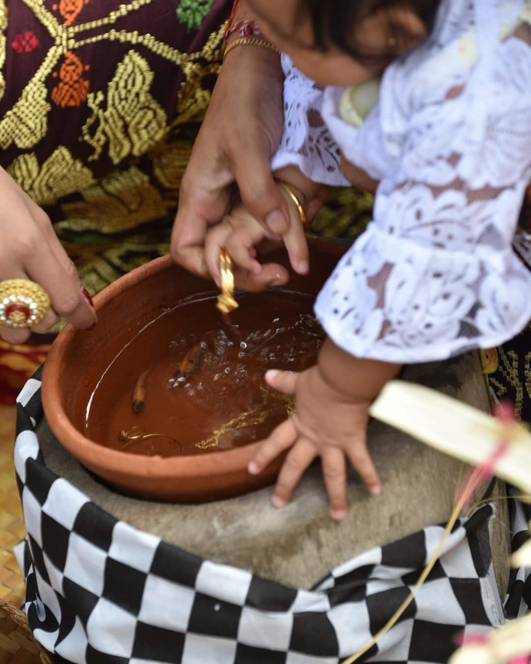 MEGOGO-GOGOAN: Sesuai tradisi Hindu di Bali khususnya, saat upacara Nelu Bulanin bayi ada ritual mengelilingi lesung dan megogo gogoan yang sarat dengan makna.