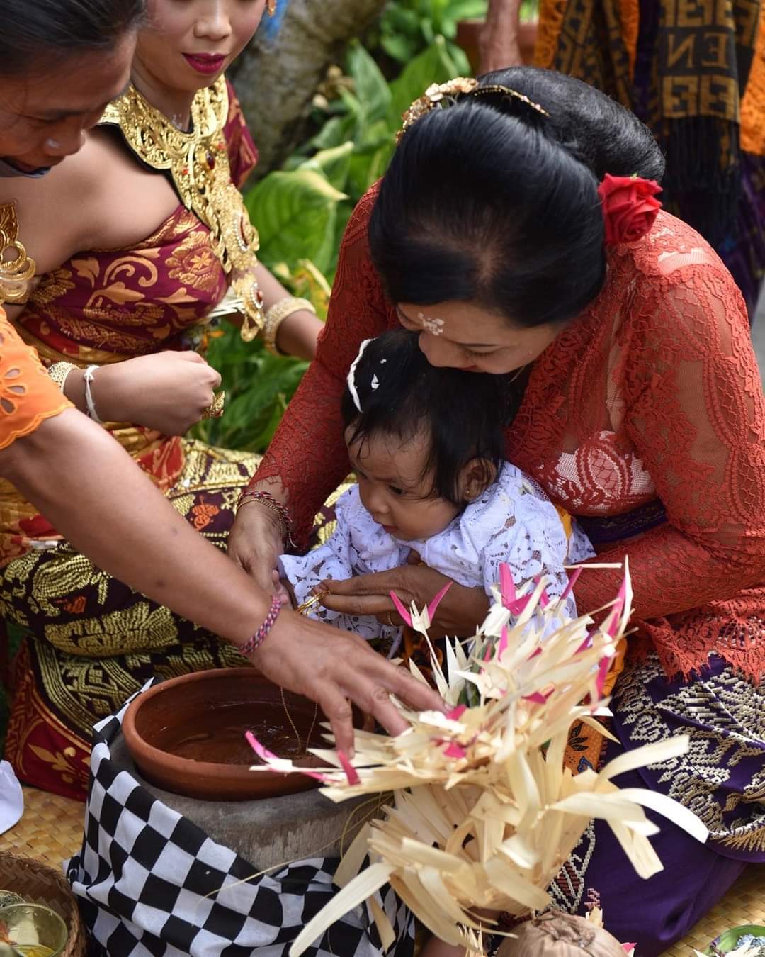 RANGKAIAN: Sesuai tradisi Hindu di Bali, upacara nelu bulanin terdiri dari beberapa rangkaian dengan maknanya tersendiri.