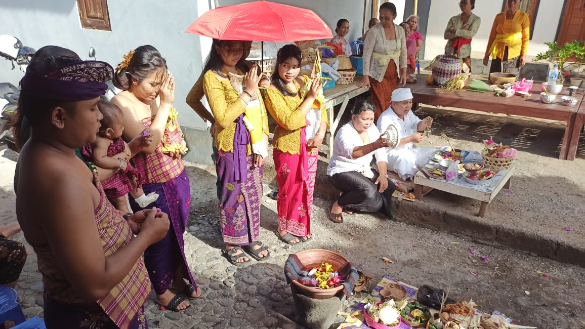 UPACARA: Menurut tradisi Hindu di Bali, setiap bayi yang lahir disertai berbagai upacara yang dilaksanakan sekali seumur hidupnya.