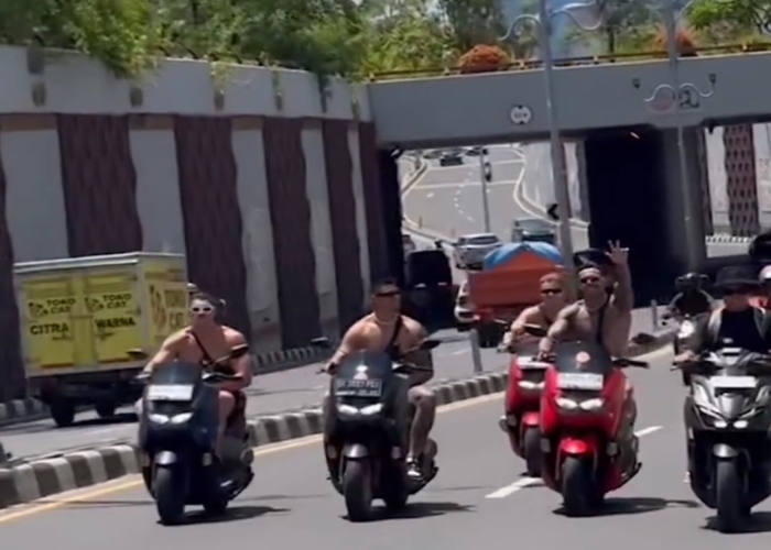 VIRAL : Tangkapan layar video lima bule konvoi tanpa helm di Bali.