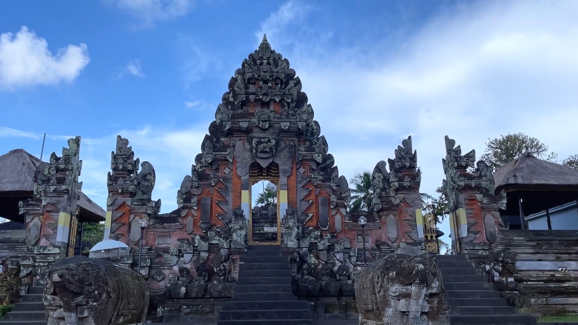 PURA: Pura Pusering Jagat Desa Pejeng, Tampaksiring, Gianyar merupakan Pura Sad Kahyangan. Pura ini merupakan peninggalan prasejarah yang dibangun raja pada masa Bali Kuno.