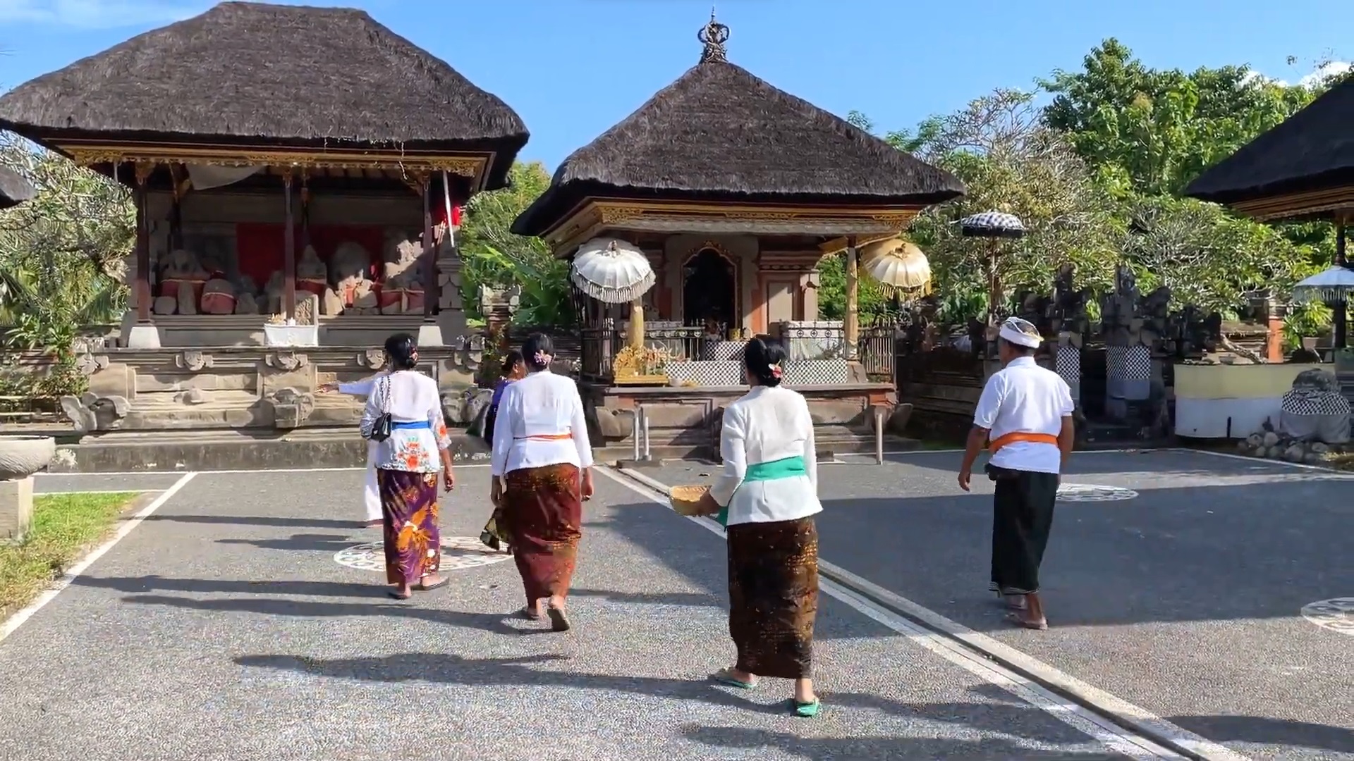 MAPAKELEM: Tradisi Mapakelem Telaga Maya yang digelar di Pura Pusering jagat berawal dari kejadian gaib.