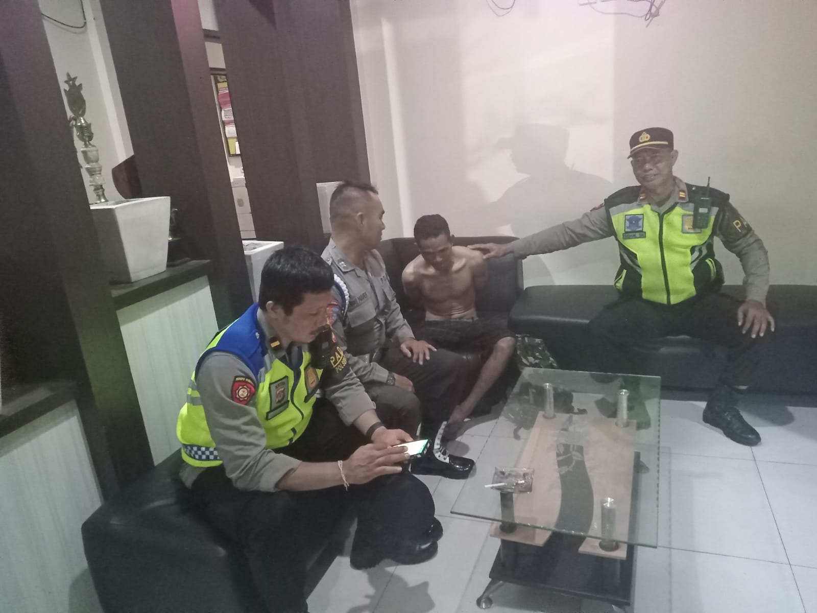 DIAMANKAN: AT diinterogasi petugas kepolisian setelah diringkus warga usai kencani cewek BO.