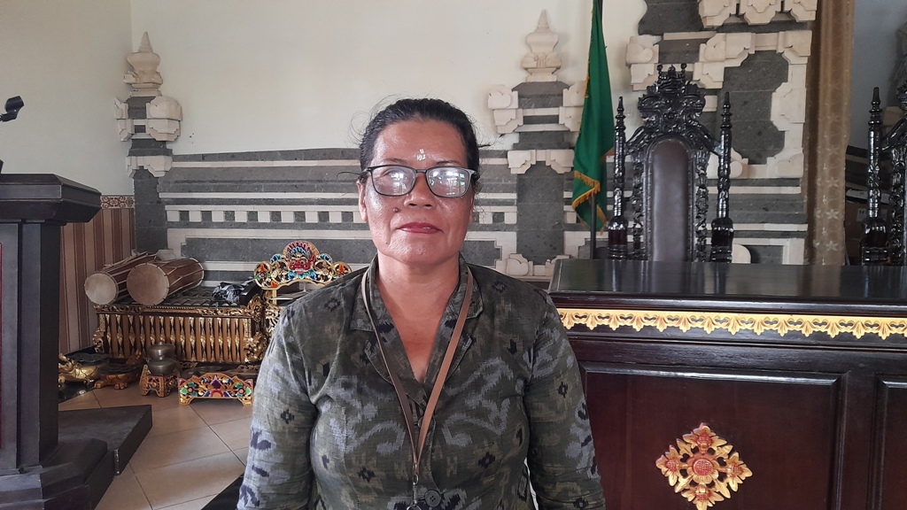 PENYULUH : Penyuluh Agama Hindu, Ni Ketut Siti beberkan doa pagi hari, mulai bangun pagi, mandi, berkumur hingga berpakaian.