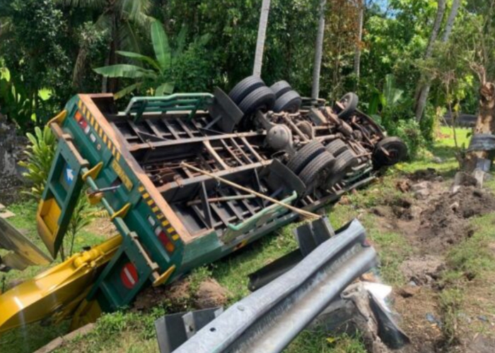 NYUNGSEP : Truk tronton terguling di Banjar Dinas Bantas Tengah Kaja, Desa Bantas, Kecamatan Selemadeg Timur, Tabanan pada Kamis malam lalu.