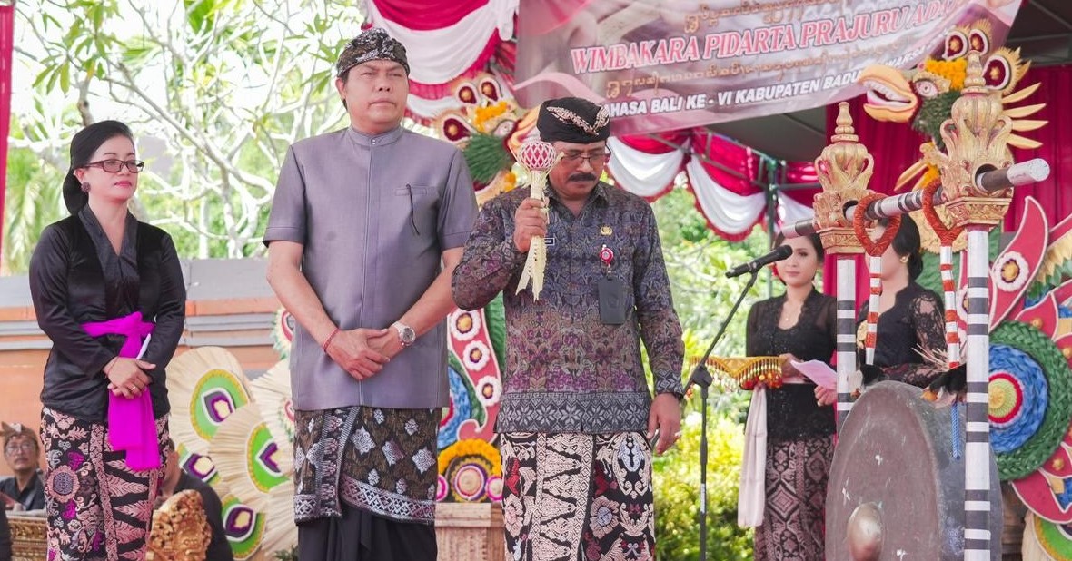 Asisten Pemerintahan dan Kesejahteraan Rakyat Setda Badung I Nyoman Sujendra membuka Festival Bulan Bahasa Bali VI, di Jaba Pura Lingga Bhuana, Puspem Badung, Jumat, 2 Februari 2024.