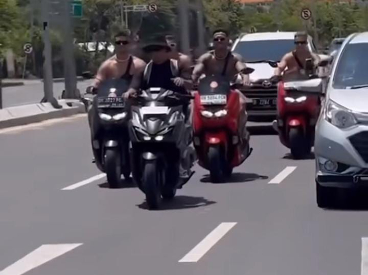 Sejumlah oknum bule lakukan konvoi tanpa helm di jalanan Bali