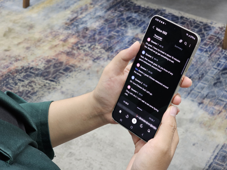 Dengan chipset Exynos 2400, kinerja AI pada device semakin tangguh salah satunya lewat Transcript Assist
