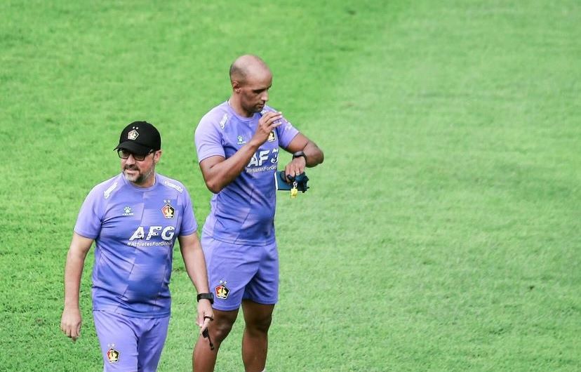 Pelatih Persik Kediri Marcelo Rospide (depan) telah menyiapkan strategi terbaik untuk mengalahkan Bali United di pekan ke-24 Liga 1 Indonesia, Senin, 5 Februari 2024.