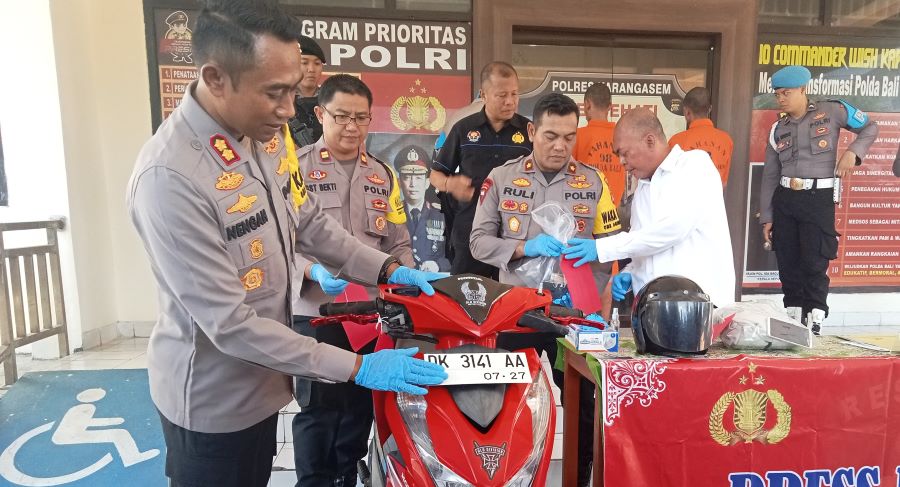 Polres Karangasem membekuk dua pemuda NTT yang merupakan pelaku pencurian sepeda motor di wilayah hukum Polres Karangasem.
