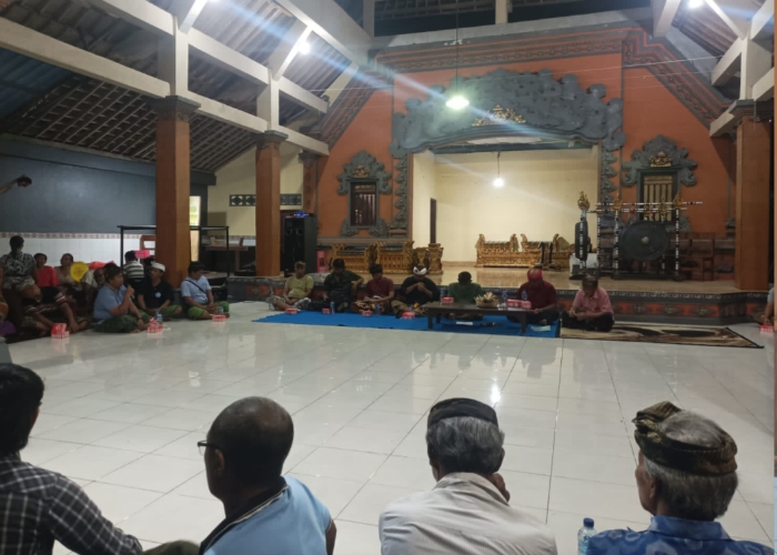 Paruman warga sekaligus menyampaikan aspirasi terkait TPA Sente kepada anggota DPRD Klungkung Jumat (2/2).