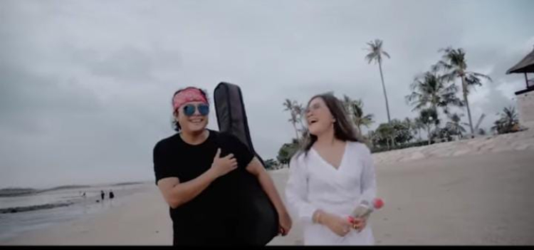 Penyanyi Bali Ayu Saraswati duet dengan Ray Peni di lagu &lsquo;Modus&rsquo;
