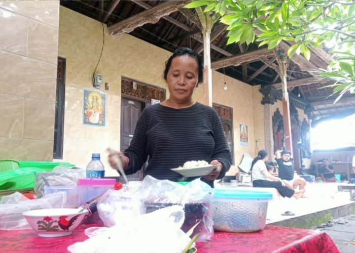 HIDANGAN LEZAT : Ni Wayan Mustikawati saat mengajikan Nasi Sela andalannya.