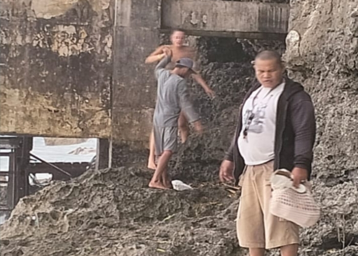 TERJEBAK: Bule wanita bernama Milina yang sempat terjebak di Tebing Pantai Impossible.