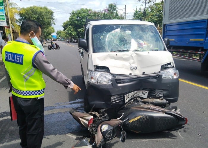 LAKA : Motor Yamaha Mio DK 4965 WP dan mobil pikap Daihatsu DK 8893 WF usai alami kecelakaan di Jalan Raya Sudirman, Minggu (4/2).