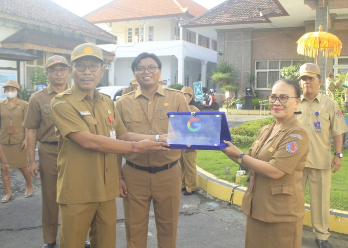 Kepala SMPN 1 Sukasada menerima trophy Sekolah Rujukan Google.