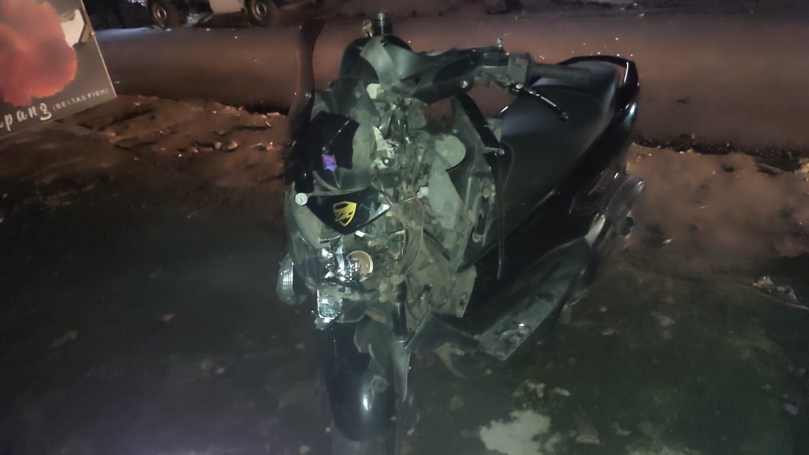 Sepeda motor Wayan Andre Saputra ringsek setelah kecelakaan di Tabanan, Bali, Minggu, 4 Februari 2024.