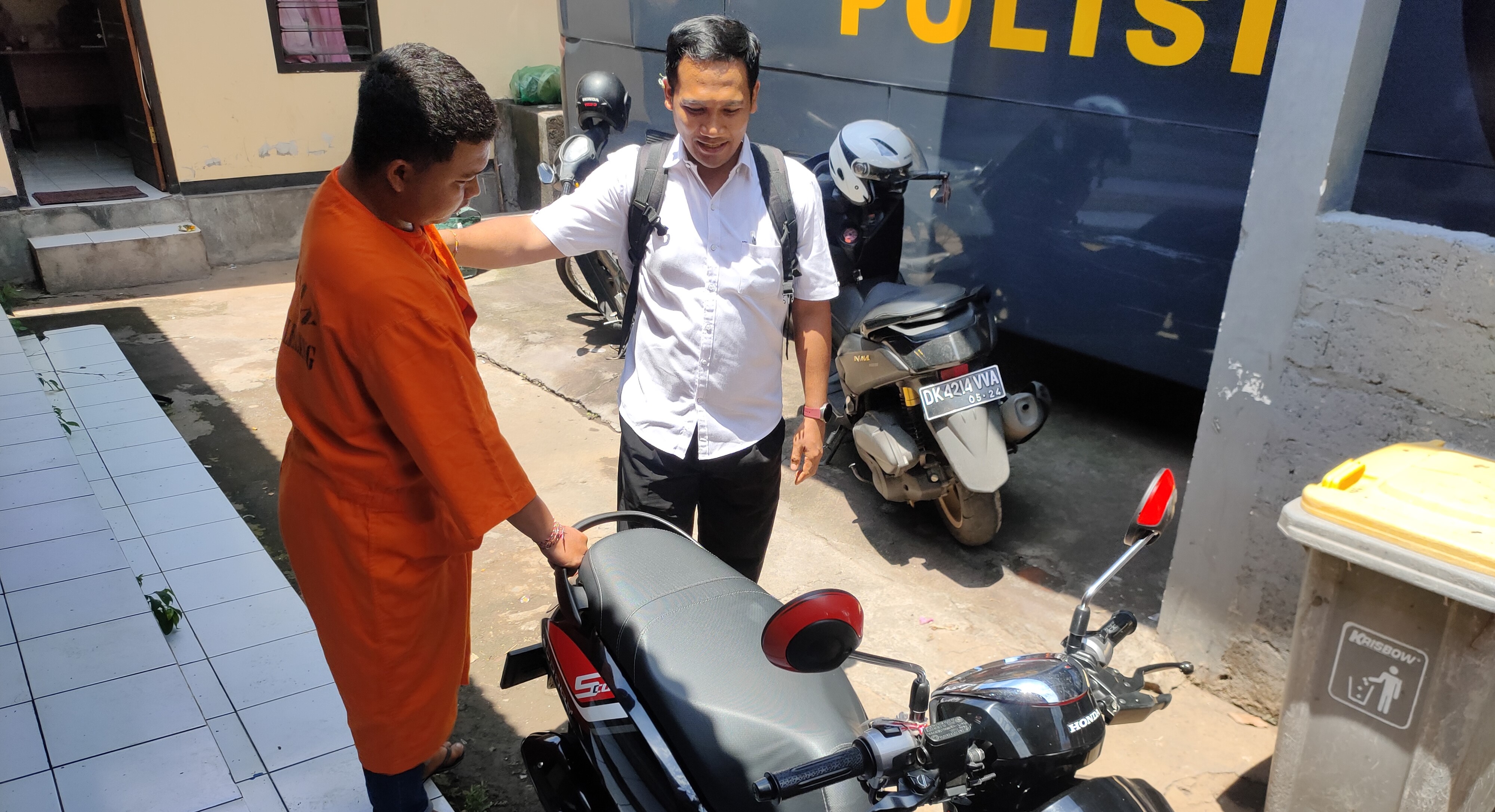Reka adegan Bracuk saat menyetubuhi mantan pacar di Polres Buleleng, Senin, 5 Februari 2024.