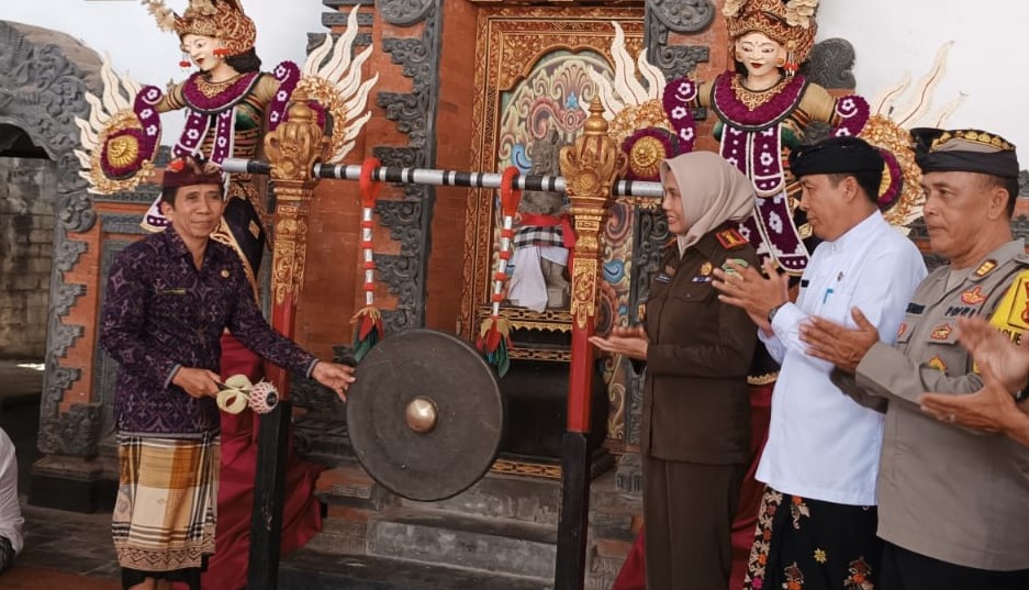 Asisten I Setda Bangli Made Ary Pulasari membuka Bulan Bahasa Bali di Bangli yang ditandai pemukulan gong, Senin, 5 Februari 2024.