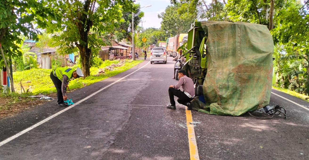 Polisi olah TKP kecelakaan yang menewaskan Zulkarnain di jalan nasional Denpasar-Gilimanuk, wilayah Tabanan, Bali,&nbsp; Sabtu, 3 Februari 2024.