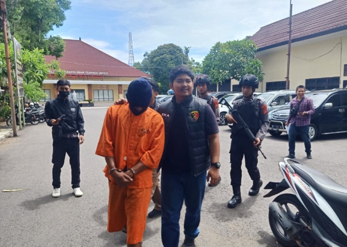 DIGIRING : M. Muksin Hidayat,31 tersangka perekam dan penyebar video porno UN,23 yang tak lain mantan kekasihnya, saat digiring di Mapolres Jembrana, Selasa (6/2).