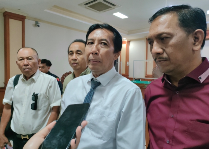 Prof Antara didampingi Tim Penasihat Hukum yang terdiri dari Gede Pasek Suardika, Erwin Siregar
