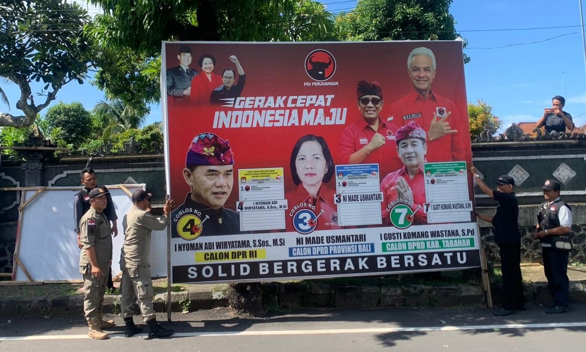 Tim gabungan menertibkan APK melanggar di Kabupaten Tabanan, Senin, 5 Februari 2024.
